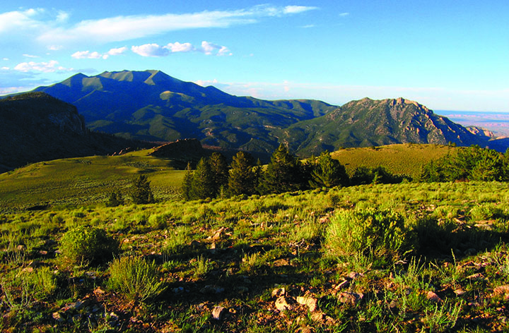 El plan de manejo de recursos y de viaje de Richfield designó más de 4,200 millas de caminos de tierra y senderos para el uso de ORV, amenazando la soledad y el carácter salvaje de lugares como la naturaleza salvaje propuesta por las montañas Henry, arriba. Copyright Ray Bloxham / SUWA.